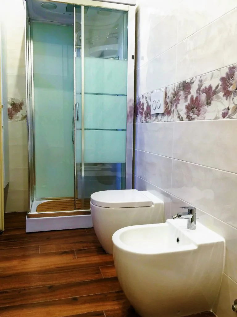 Rivestimento Bagno Mezza Altezza.Come Ristrutturare Un Bagno Stretto Boccia Costruzioni Impresa Edile Parma